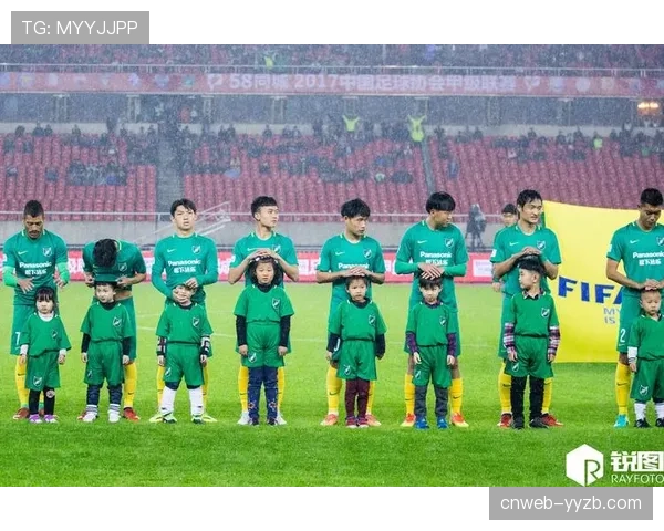 暖心一幕：小球童为摔倒的对方球员系鞋带